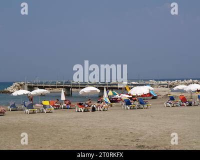 Chaises longues et parasols sur la plage de Roda, Corfou, Grèce 2009 Banque D'Images