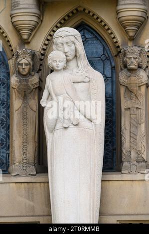 Une statue de la Vierge Marie avec l'enfant Jésus au-dessus du portail de la Cathédrale notre-Dame de Luxembourg. Banque D'Images