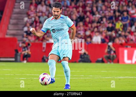 GRENADE, ESPAGNE - 8 OCTOBRE : Ilkay Gündogan du FC Barcelone passe le ballon lors du match entre Granada CF et FC Barcelone de la Liga EA Sports le 8 octobre 2023 à l'Estadio Nuevo Los Carmenes à Grenade, Espagne. (Photo de Samuel Carreño) crédit : PX Images/Alamy Live News Banque D'Images