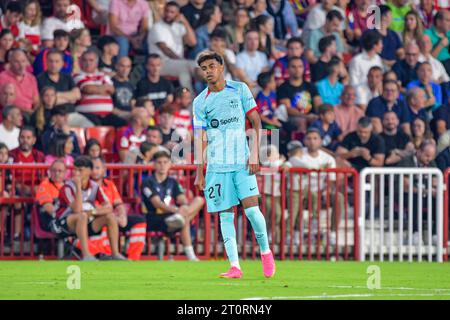 GRENADE, ESPAGNE - 8 OCTOBRE : Lamine Yamal du FC Barcelone réagit après un échec lors du match entre Granada CF et FC Barcelone de la Liga EA Sports le 8 octobre 2023 à l'Estadio Nuevo Los Carmenes à Grenade, Espagne. (Photo de Samuel Carreño) crédit : PX Images/Alamy Live News Banque D'Images