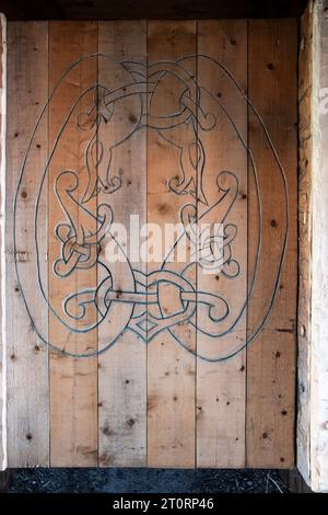 Design nordique sur la porte de la chambre à coucher à l’intérieur de la maison longue à l’Anse aux Meadows à Terre-Neuve-et-Labrador, Canada Banque D'Images