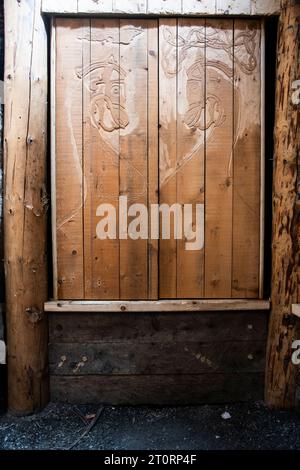 Design nordique sur la porte de la chambre à coucher à l’intérieur de la maison longue à l’Anse aux Meadows à Terre-Neuve-et-Labrador, Canada Banque D'Images