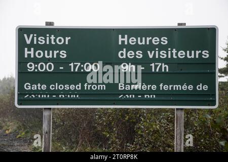 Panneau d’heures de visite de l’Anse aux Meadows à Terre-Neuve-et-Labrador, Canada Banque D'Images