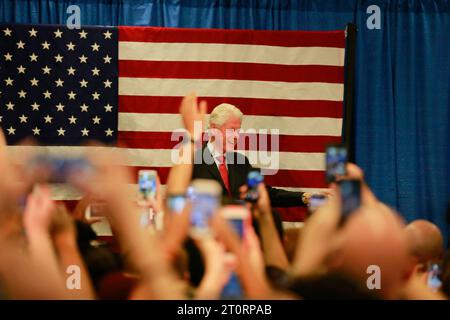 04262016 - Indianapolis, Indiana, États-Unis : l'ancien président des États-Unis Bill Clinton fait campagne pour son épouse Hillary Clinton, qui se présente à la présidence en 2016, lors d'un arrêt de campagne au siège de campagne Hillary Clinton. Banque D'Images