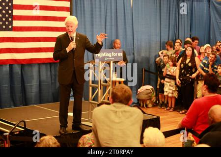 04262016 - Indianapolis, Indiana, États-Unis : l'ancien président des États-Unis Bill Clinton fait campagne pour son épouse Hillary Clinton, qui se présente à la présidence en 2016, lors d'un arrêt de campagne au siège de campagne Hillary Clinton. Banque D'Images