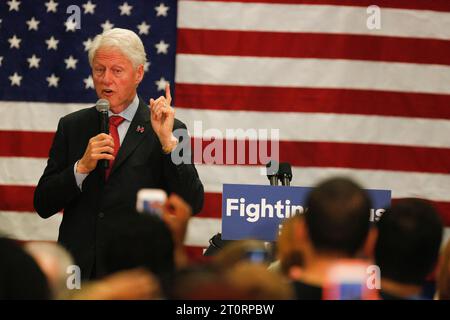 04262016 - Indianapolis, Indiana, États-Unis : l'ancien président des États-Unis Bill Clinton fait campagne pour son épouse Hillary Clinton, qui se présente à la présidence en 2016, lors d'un arrêt de campagne au siège de campagne Hillary Clinton. Banque D'Images