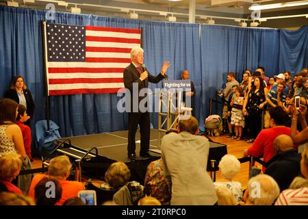 04262016 - Indianapolis, Indiana, États-Unis : l'ancien président des États-Unis Bill Clinton fait campagne pour son épouse Hillary Clinton, qui se présente à la présidence en 2016, lors d'un arrêt de campagne au siège de campagne Hillary Clinton. Banque D'Images