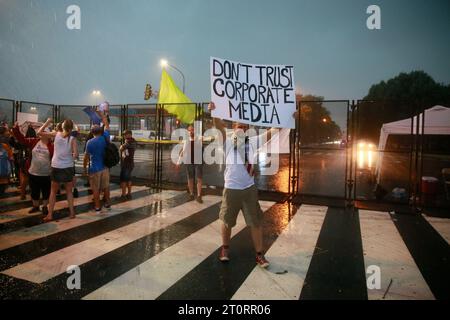 07252016 - Philadelphie, Pennsylvanie, États-Unis : les partisans de Bernie Sanders protestent contre Hillary Clinton lors d'une averse torrentielle devant le Wells Fargo Center le premier jour de la Convention nationale démocrate. (Jeremy Hogan) Banque D'Images