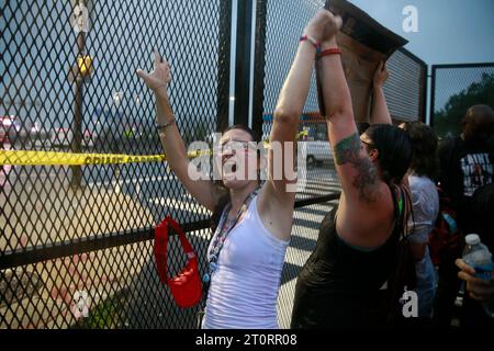 07252016 - Philadelphie, Pennsylvanie, États-Unis : les partisans de Bernie Sanders protestent contre Hillary Clinton lors d'une averse torrentielle devant le Wells Fargo Center le premier jour de la Convention nationale démocrate. (Jeremy Hogan) Banque D'Images