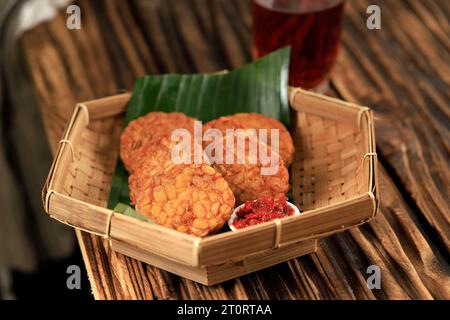 Tempeh rond frit ou Tempe Goreng, haricots de soja fermentés en tranches frites Banque D'Images