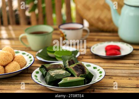 Lemper Bakar, gâteau de riz indonésien grillé avec poulet râpé à l'intérieur. Riz collant frrom fait avec feuille de banane Wrap Banque D'Images