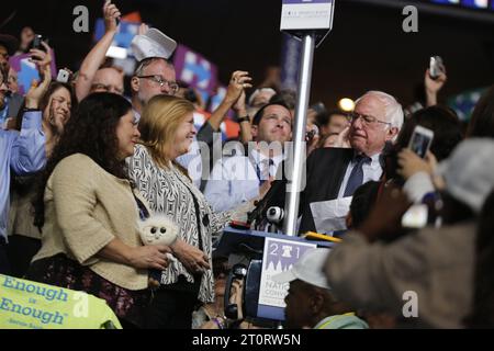 07252016 - Philadelphie, Pennsylvanie, Etats-Unis : Bernie Sanders parle après Hillary Clinton a obtenu la nomination pour la présidence lors de l'appel nominal le deuxième jour de la Convention nationale démocrate. (Jeremy Hogan) Banque D'Images