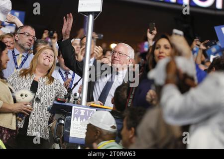 07252016 - Philadelphie, Pennsylvanie, Etats-Unis : Bernie Sanders parle après Hillary Clinton a obtenu la nomination pour la présidence lors de l'appel nominal le deuxième jour de la Convention nationale démocrate. (Jeremy Hogan) Banque D'Images