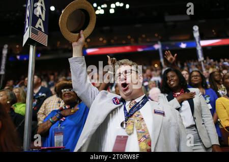 07252016 - Philadelphie, Pennsylvanie, Etats-Unis : un partisan de Hillary Clinton assiste à l'appel nominal le deuxième jour de la Convention nationale démocrate. (Jeremy Hogan/Polaris) Banque D'Images