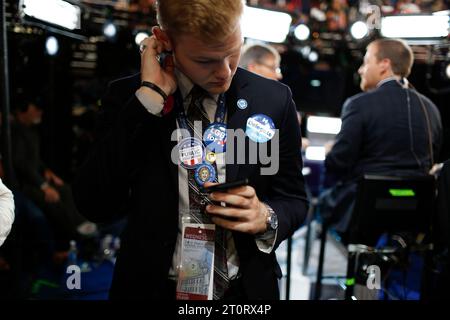 07272016 - Philadelphie, Pennsylvanie, Etats-Unis : un délégué porte des épinglettes en soutien à Hillary Clinton lors de la troisième journée de la Convention nationale démocrate. (Jeremy Hogan/Polaris) Banque D'Images