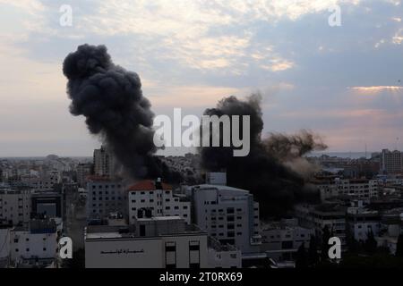 Gaza. 8 octobre 2023. La fumée monte après une frappe aérienne israélienne dans la ville de Gaza, le 8 octobre 2023. Le cabinet israélien a déclaré un «état de guerre» dimanche après qu'une attaque surprise massive lancée par le Hamas a fait jusqu'à présent au moins 700 morts en Israël tandis que les frappes aériennes israéliennes de représailles ont tué au moins 413 morts à Gaza. Crédit : Rizek Abdeljawad/Xinhua/Alamy Live News Banque D'Images