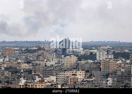 Gaza. 8 octobre 2023. La fumée monte après une frappe aérienne israélienne dans la ville de Gaza, le 8 octobre 2023. Le cabinet israélien a déclaré un «état de guerre» dimanche après qu'une attaque surprise massive lancée par le Hamas a fait jusqu'à présent au moins 700 morts en Israël tandis que les frappes aériennes israéliennes de représailles ont tué au moins 413 morts à Gaza. Crédit : Rizek Abdeljawad/Xinhua/Alamy Live News Banque D'Images