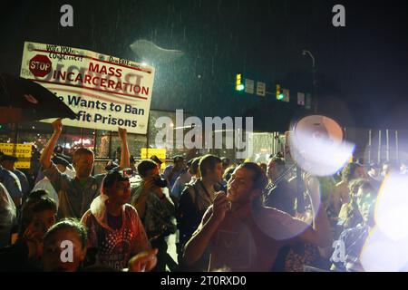 07282016 - Philadelphie, Pennsylvanie, Etats-Unis : Francisco Licona, délégué de Bernie Sanders, de San Francisco, Californie, est ignoré alors qu'il appelle les manifestants anti-Hillary Clinton et les partisans de Sanders que la façon dont ils tentent de faire des changements n'est pas productive le dernier jour de la Convention nationale démocrate. Banque D'Images