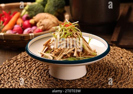 Morceaux de tofu séchés et morceaux de gingembre avec bouillon Banque D'Images