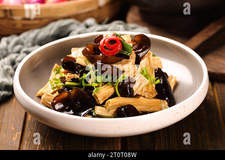 Mélanger la peau de tofu frite (sautée) et le champignon noir avec l'huile d'écailles et la sauce soja Banque D'Images