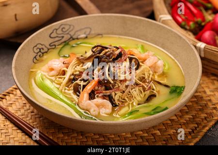 Morceaux de tofu séchés et morceaux de gingembre avec bouillon Banque D'Images
