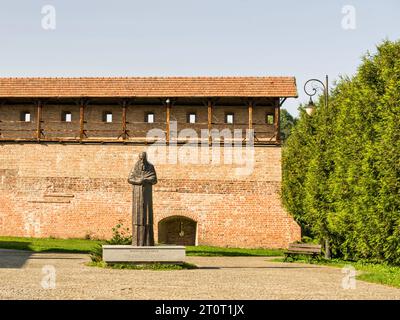 Monument à l'évêque Martin Cromer - théologien et diplomate polonais, auteur d'une chronique historique de la Pologne de l'Antiquité à 1505. Banque D'Images