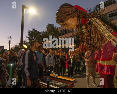 Atlanta, Géorgie, États-Unis. 8 octobre 2023. Little Amal, une marionnette imposante d'une réfugiée syrienne de 10 ans, remarque un clavier musicianÃs sur sa promenade le long de la ligne de ceinture. Elle veut y jouer. Alors qu’Amal visite des communautés à travers les États-Unis, elle démontre la résilience des réfugiés et le pouvoir des arts de rassembler des personnes diverses. (Image de crédit : © Sue Dorfman/ZUMA Press Wire) USAGE ÉDITORIAL SEULEMENT! Non destiné à UN USAGE commercial ! Crédit : ZUMA Press, Inc./Alamy Live News Banque D'Images