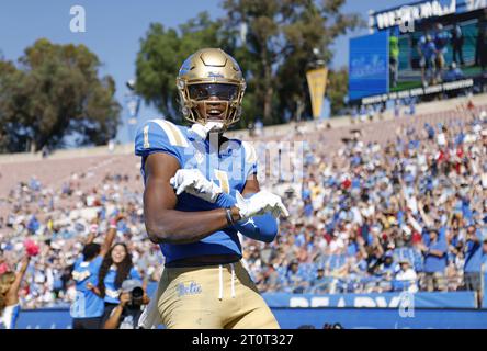 07 octobre 2023 le Wide Receiver des Bruins de l'UCLA J. Michael Sturdivant (1) célèbre le match de football de la NCAA entre les Cougars de l'État de Washington et les Bruins de l'UCLA au Rose Bowl à Pasadena, en Californie. Crédit photo obligatoire : Charles Baus/CSM Banque D'Images