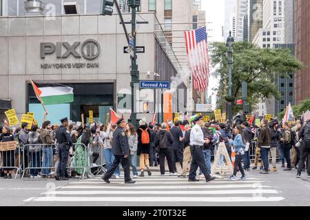 New York, New York, États-Unis. 8 octobre 2023. (NOUVEAU) rassemblement pro-palestinien et marche à Times Square à New York alors qu'Israël déclare la guerre au Hamas au Moyen-Orient. 8 octobre 2023, New York, New York, États-Unis : des manifestants tenant une bannière, des pancartes et des drapeaux se rassemblent en soutien au groupe militant Hamas et aux Palestiniens près du consulat israélien le 08 octobre 2023 à New York. Le 7 octobre, le groupe militant palestinien Hamas a lancé une attaque surprise contre Israël depuis Gaza par terre, mer et air, tuant plus de 700 personnes et en blessant plus de 2000. Selon les rapports, 130 sol israélien Banque D'Images