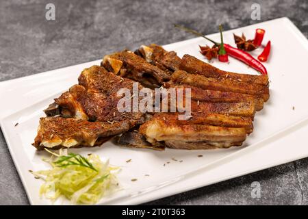 Cuisine chinoise, chops de viande d'agneau au barbecue，xinjiang，shashlik. Kebab. Côtelettes d'agneau grillées Banque D'Images