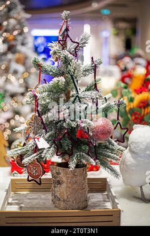 Arbre de Noël décoré avec des étoiles de Noël à l'intérieur Banque D'Images