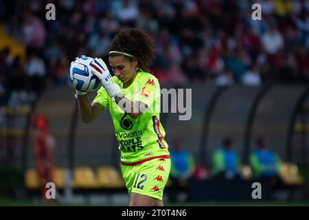 Bogota, Colombie. 08 octobre 2023. Yessica Velasquez, gardien de but du Club Independiente Santa Fe, lors du match de phase de groupes entre le Club Independiente Santa Fe (4) et le Club Universitario de Deportes (0) lors de la Copa Libertadores Femenina, à Bogota, Colombie, le 8 octobre 2023. Photo : CHEPA Beltran/long Visual Press crédit : long Visual Press/Alamy Live News Banque D'Images