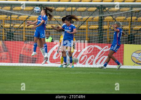 Bogota, Colombie. 08 octobre 2023. Franchesca Caniguan du Club Universidad du Chili combat un tir de tête lors du match de phase de groupes entre le Club Olimpia du Paraguay (1) et le Club Universidad du Chili (2) lors de la Copa Libertadores Femenina, à Bogota, en Colombie, le 8 octobre 2023. Photo : CHEPA Beltran/long Visual Press crédit : long Visual Press/Alamy Live News Banque D'Images