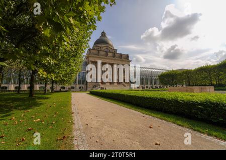 Munich, Allemagne, UE - 14 septembre 2023. Chancellerie d'État bavaroise, Bayerische Staatskanzlei, un bâtiment du gouvernement allemand dans le parc de la ville Hofgarten. Banque D'Images