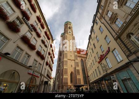 Munich, Allemagne, Europe - 18 septembre 2023. L'église Frauenkirche, église notre-Dame, est une église gothique de la vieille ville de Munich. Paysage urbain de Munich, Skyline Banque D'Images