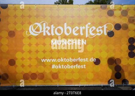 Munich, Allemagne, UE - 18 septembre 2023. Panneau Oktoberfest Munchen Beer Festival, situé sur le festival, parc des expositions. Panneau Oktoberfest Munich. Banque D'Images