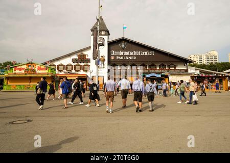 Munich, Allemagne, UE - 18 septembre 2023. Oktoberfest Munich, festival de la bière à Theresienwiese. Foule se précipitant vers la tente de bière hall Armbrustschutzenzelt Banque D'Images