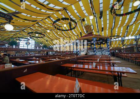 Munich, Allemagne, UE - 18 septembre 2023. À l'intérieur de la tente de bière Paulaner Munchen pendant l'Oktoberfest Munich. Les gens de Dirndls et Lederhosen boivent. Banque D'Images