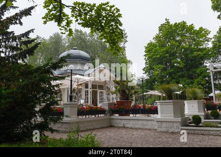 Pavillon en bois, café en plein air dans le parc de la ville de Liepaja, Lettonie Banque D'Images