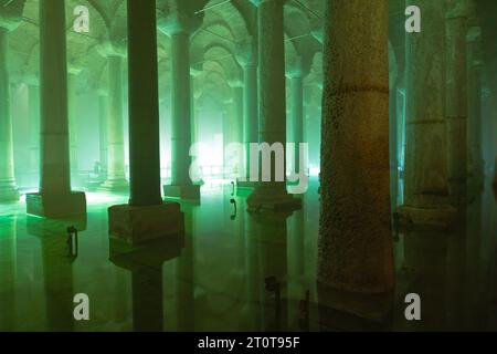 Citerne Basilique vue avec lumières vertes et reflet des colonnes. Visitez Istanbul photo de fond. Banque D'Images