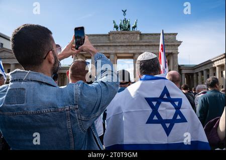 08.10.2023, Berlin, Allemagne, Europe - plus de 2 000 personnes ont répondu à un appel de la Société germano-israélienne de Berlin et ont participé à un rassemblement pro-israélien. Banque D'Images