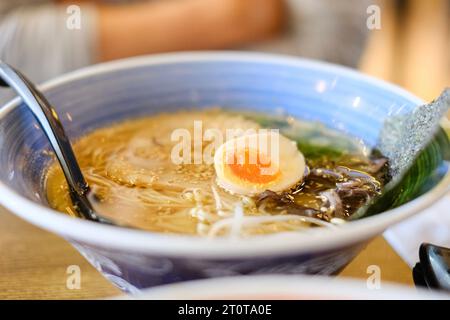 Un bol de tonkotsu ramen avec bouillon à base de shoyu, tranches de chashu, pousses de bambou, œuf à la coque et warabi au Mikazuki, un restaurant japonais de Sydney Banque D'Images