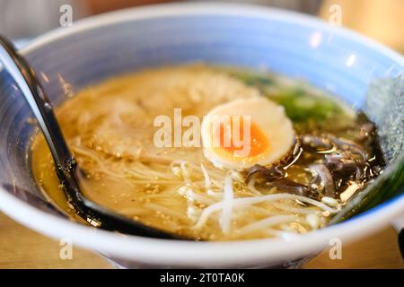 Un bol de tonkotsu ramen avec bouillon à base de shoyu, tranches de chashu, pousses de bambou, œuf à la coque et warabi au Mikazuki, un restaurant japonais de Sydney Banque D'Images