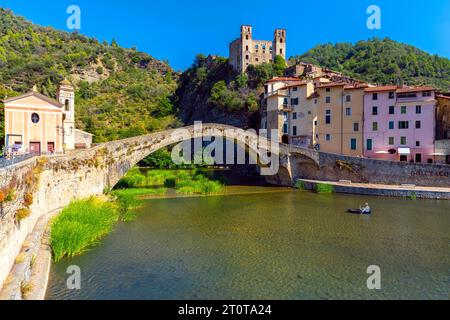 Dolceacqua vieille ville sur la rivière Nervia dans la province d'Imperia dans la région de Ligurie, Italie. Banque D'Images