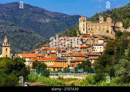 Dolceacqua vieille ville sur la rivière Nervia dans la province d'Imperia dans la région de Ligurie, Italie. Banque D'Images