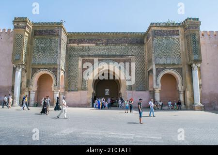 Bab el-Mansour, ou Bab Mansur, la porte monumentale historique de la vieille ville de Meknès, au Maroc, en Afrique du Nord. Situé sur la place el Hedim Banque D'Images