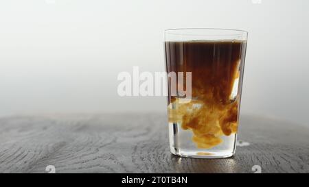 Faire un espresso tonique dans verre droit, photo large Banque D'Images