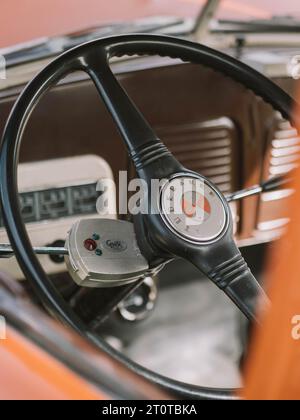 Détail du tableau de bord, montrant le logo sur le volant d'une camionnette Studebaker Hauler des années 1950 Banque D'Images