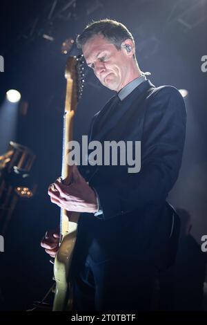 Oslo, Norvège. 06 octobre 2023. Le groupe de rock norvégien Kaizers Orchestra donne un concert au Sentrum Scene à Oslo. Ici le guitariste Geir Zahl est vu en direct sur scène. (Crédit photo : Gonzales photo - Tord Litleskare). Banque D'Images