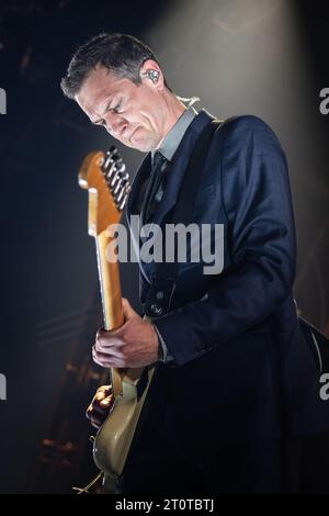 Oslo, Norvège. 06 octobre 2023. Le groupe de rock norvégien Kaizers Orchestra donne un concert au Sentrum Scene à Oslo. Ici le guitariste Geir Zahl est vu en direct sur scène. (Crédit photo : Gonzales photo - Tord Litleskare). Banque D'Images